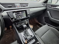 Personenauto, skoda, superb - afbeelding 32 van  47