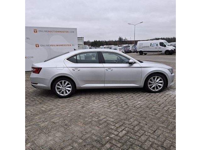 Personenauto, skoda, superb - afbeelding 4 van  47