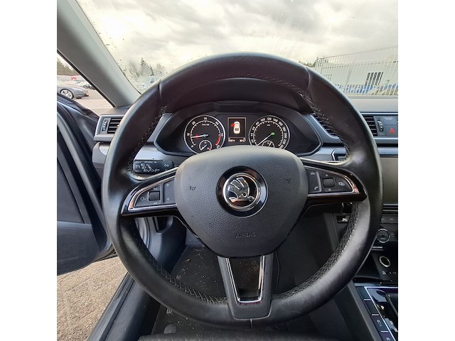 Personenauto, skoda, superb - afbeelding 12 van  46