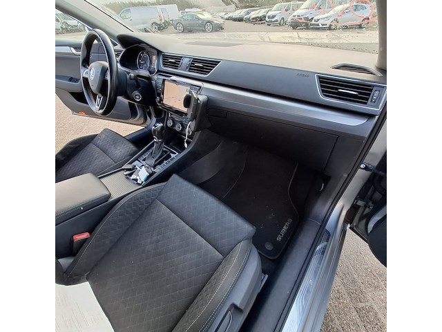 Personenauto, skoda, superb - afbeelding 28 van  46