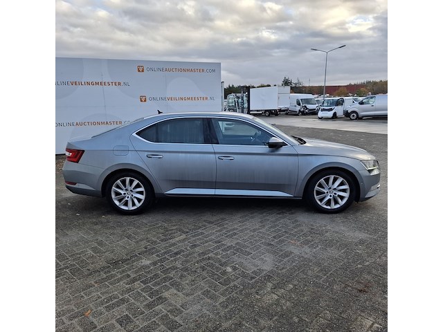 Personenauto, skoda, superb - afbeelding 4 van  46