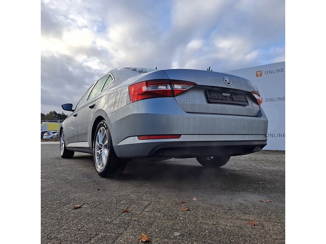 Personenauto, skoda, superb - afbeelding 32 van  46