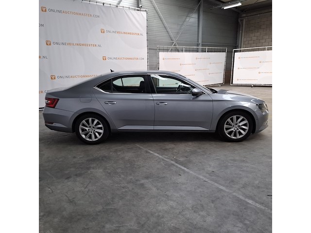 Personenauto, skoda, superb - afbeelding 34 van  58
