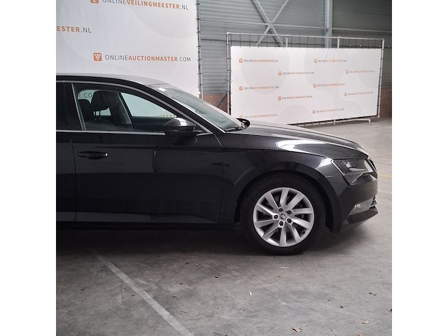 Personenauto, skoda, superb - afbeelding 25 van  30