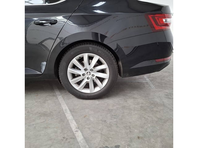 Personenauto, skoda, supurb - afbeelding 5 van  57