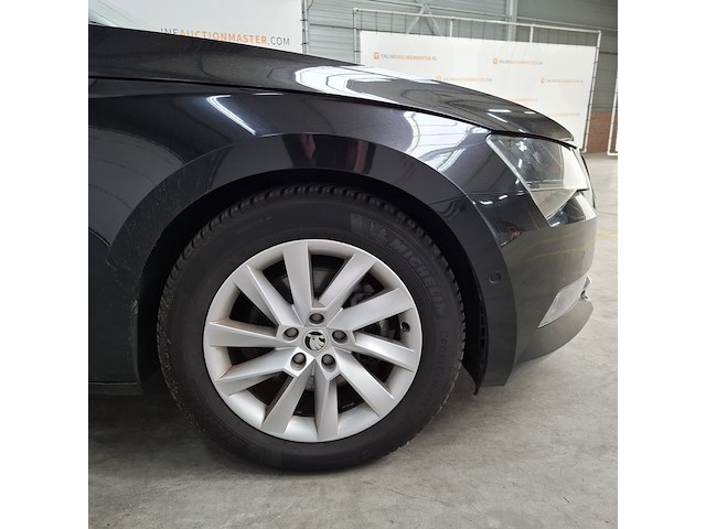 Personenauto, skoda, supurb - afbeelding 10 van  57