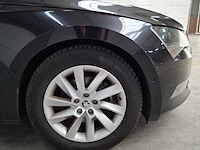 Personenauto, skoda, supurb - afbeelding 10 van  57