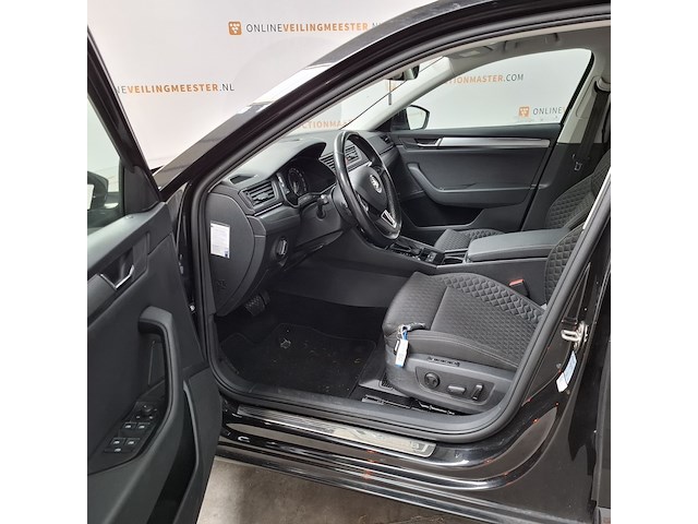 Personenauto, skoda, supurb - afbeelding 17 van  57