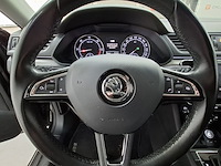 Personenauto, skoda, supurb - afbeelding 21 van  57