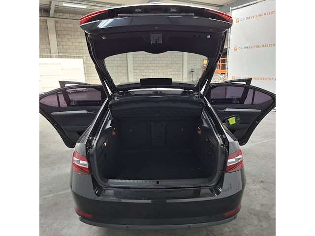 Personenauto, skoda, supurb - afbeelding 30 van  57