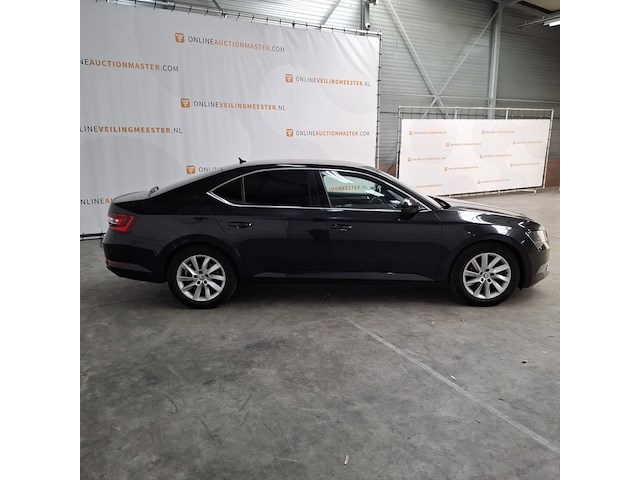 Personenauto, skoda, supurb - afbeelding 34 van  57