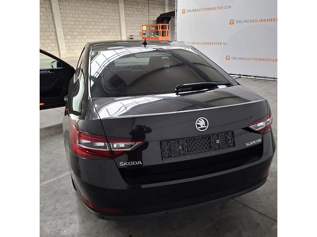 Personenauto, skoda, supurb - afbeelding 50 van  57