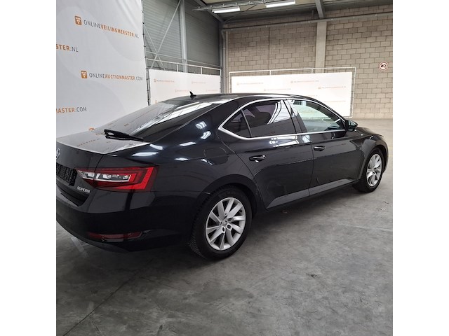Personenauto, skoda, supurb - afbeelding 45 van  57