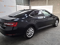 Personenauto, skoda, supurb - afbeelding 45 van  57