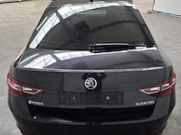 Personenauto, skoda, supurb - afbeelding 54 van  57