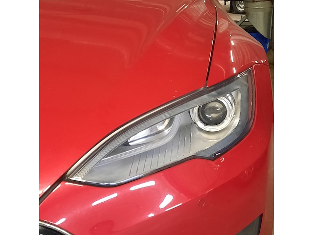 Personenauto tesla, model s, rood - afbeelding 5 van  36