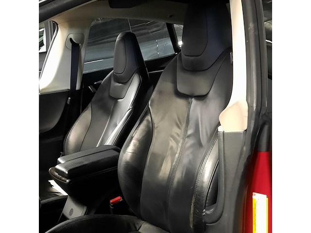 Personenauto tesla, model s, rood - afbeelding 10 van  36