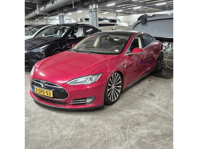 Personenauto tesla, model s, rood - afbeelding 1 van  36