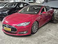 Personenauto tesla, model s, rood - afbeelding 1 van  36