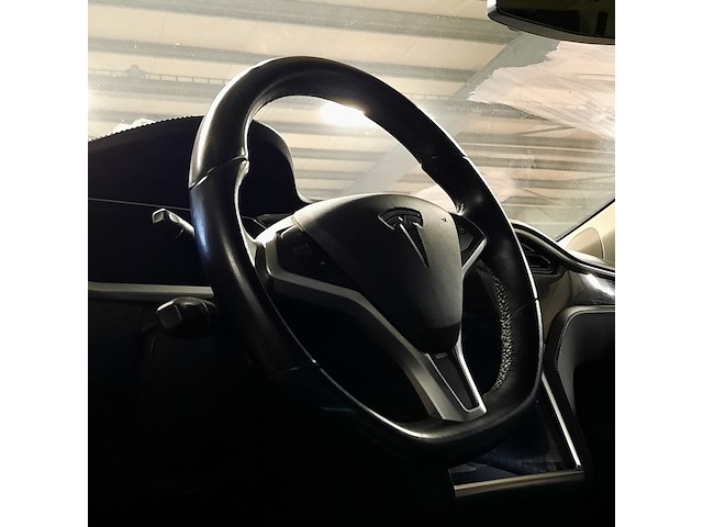 Personenauto tesla, model s, rood - afbeelding 13 van  36