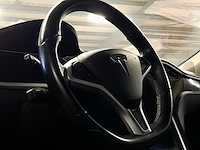 Personenauto tesla, model s, rood - afbeelding 13 van  36