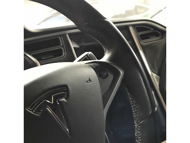 Personenauto tesla, model s, rood - afbeelding 14 van  36