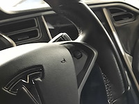 Personenauto tesla, model s, rood - afbeelding 14 van  36