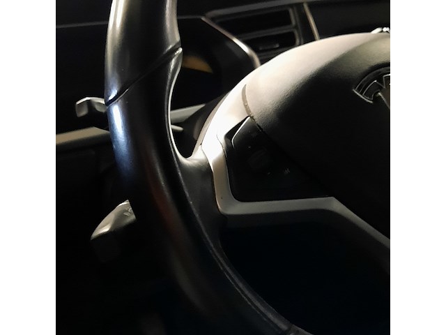 Personenauto tesla, model s, rood - afbeelding 15 van  36