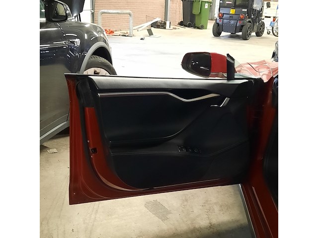 Personenauto tesla, model s, rood - afbeelding 17 van  36