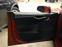 Personenauto tesla, model s, rood - afbeelding 17 van  36