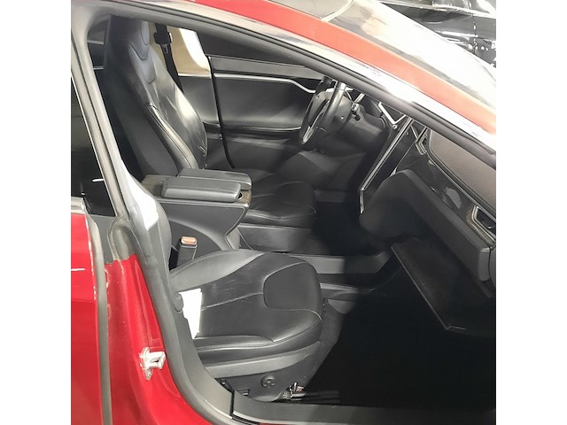 Personenauto tesla, model s, rood - afbeelding 19 van  36