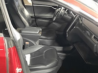 Personenauto tesla, model s, rood - afbeelding 19 van  36