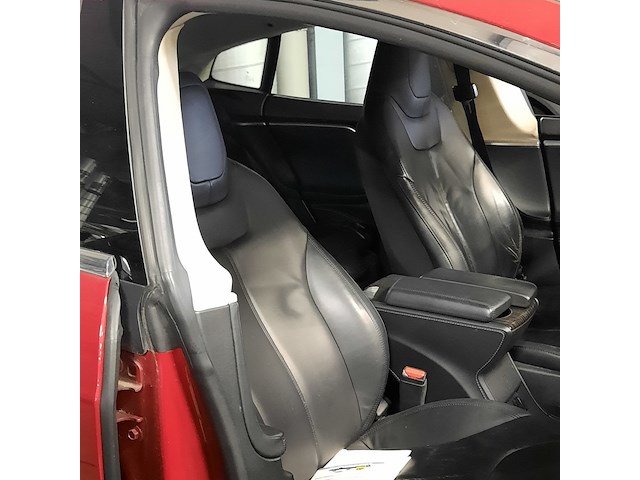 Personenauto tesla, model s, rood - afbeelding 20 van  36