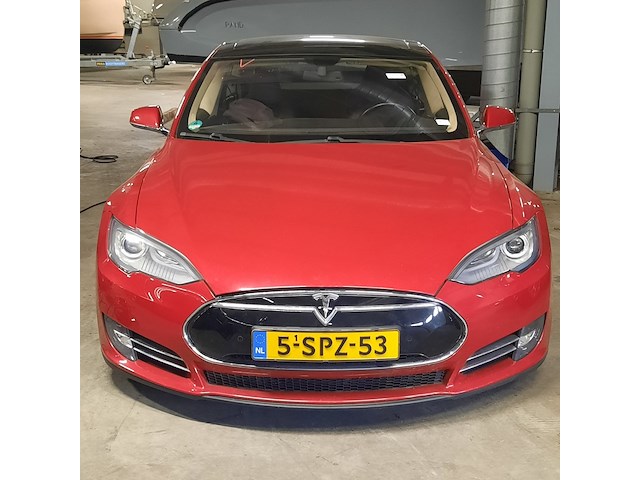 Personenauto tesla, model s, rood - afbeelding 12 van  36