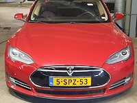 Personenauto tesla, model s, rood - afbeelding 12 van  36