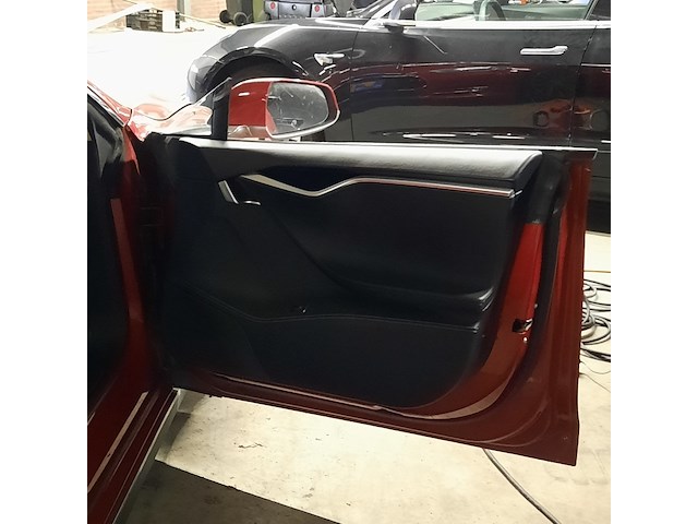 Personenauto tesla, model s, rood - afbeelding 24 van  36