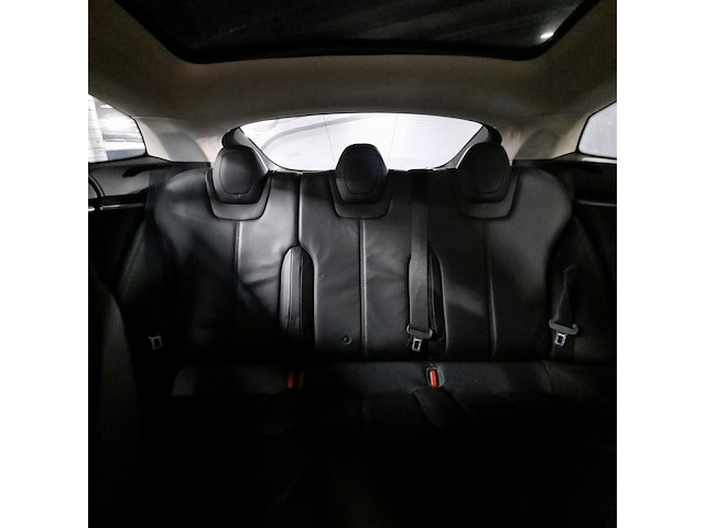 Personenauto tesla, model s, rood - afbeelding 25 van  36