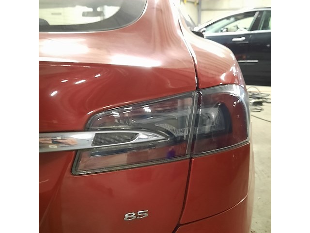 Personenauto tesla, model s, rood - afbeelding 26 van  36