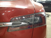 Personenauto tesla, model s, rood - afbeelding 26 van  36