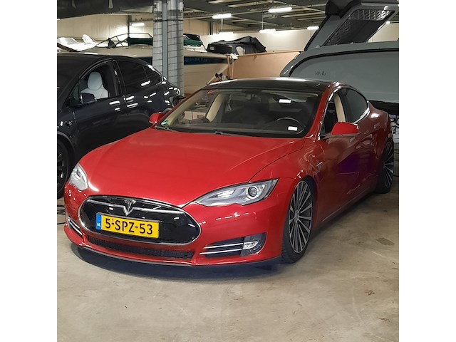 Personenauto tesla, model s, rood - afbeelding 30 van  36