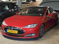 Personenauto tesla, model s, rood - afbeelding 30 van  36