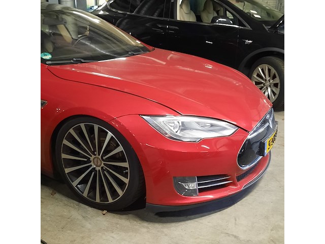 Personenauto tesla, model s, rood - afbeelding 23 van  36