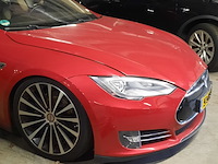 Personenauto tesla, model s, rood - afbeelding 23 van  36