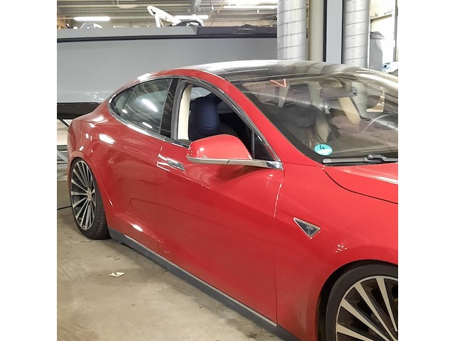 Personenauto tesla, model s, rood - afbeelding 31 van  36