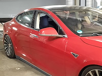 Personenauto tesla, model s, rood - afbeelding 31 van  36