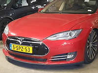 Personenauto tesla, model s, rood - afbeelding 32 van  36