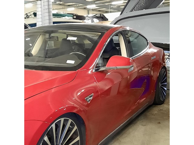 Personenauto tesla, model s, rood - afbeelding 33 van  36