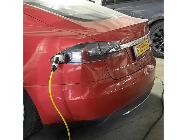 Personenauto tesla, model s, rood - afbeelding 34 van  36