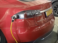 Personenauto tesla, model s, rood - afbeelding 34 van  36