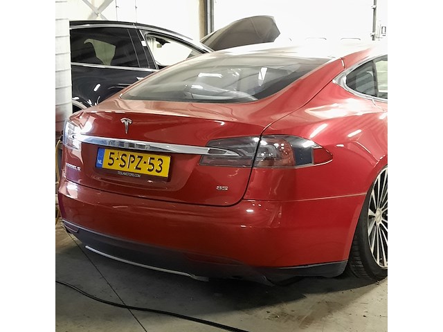 Personenauto tesla, model s, rood - afbeelding 35 van  36